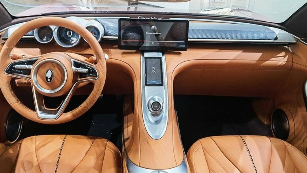 Bên trong, những chi tiết kim loại được áp dụng cho nhiều chi tiết trong xe như vô lăng, viền mặt táp-lô, cụm điều khiển trung tâm