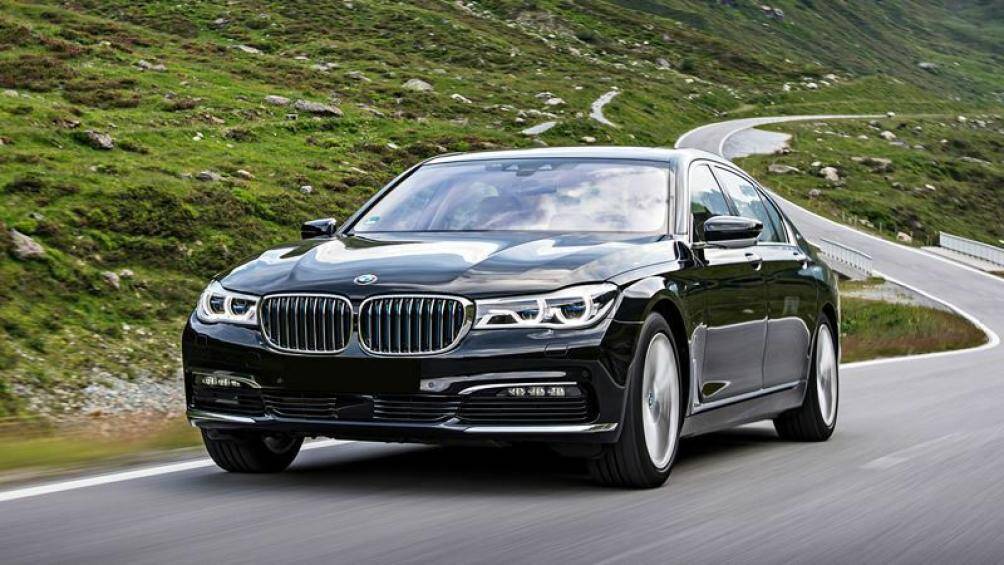 1. BMW Series 7 (mức giảm: 56,9%)
