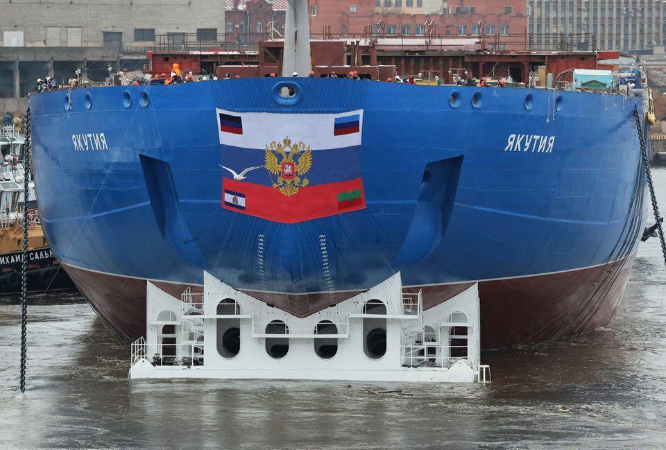 Ngày 23/11, Nga đã hạ thủy tàu phá băng chạy bằng năng lượng hạt nhân mới nhất Yakutia.
Đây là một phần trong nỗ lực tận dụng tốt tuyến đường vận tải Bắc Cực tới vùng Viễn Đông.
Trong ảnh, có thể thấy, cờ Nga và cờ của 4 vùng lãnh thổ miền Đông Ukraine thuộc quyền kiểm soát của Moscow được in trên mũi tàu. Ảnh - Reuters
