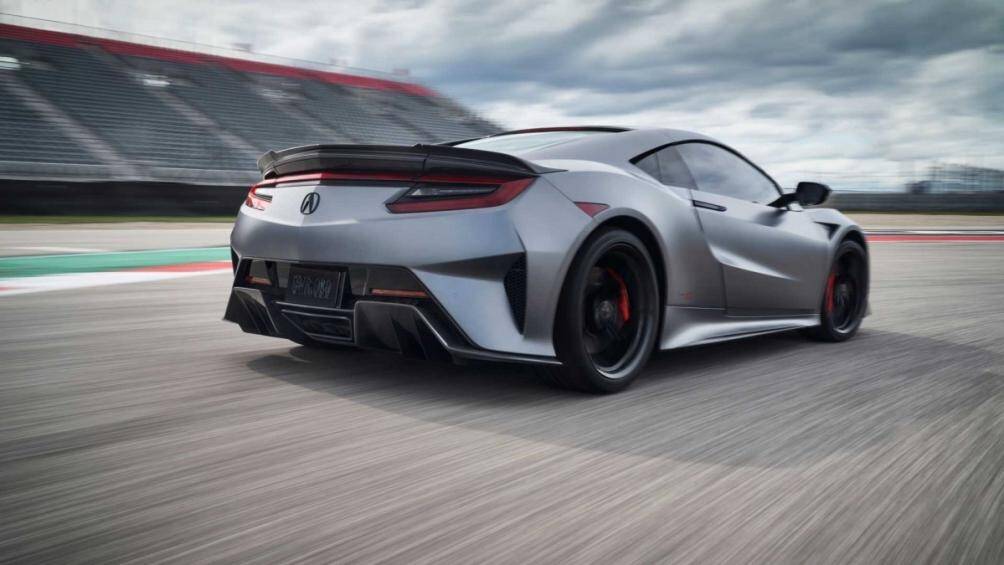 Cản sau của xe cũng được thiết kế lại với bộ khuếch tán lớn được vuốt cao hơn ôm trọn phần đuôi xe phía dưới