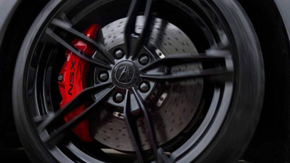 Xe được trang bị bộ mâm 5 chấu kép với thiết kế thể thao được hoàn thiện với màu xám Matte Shark Grey hoặc màu đen Gloss Berlina Black