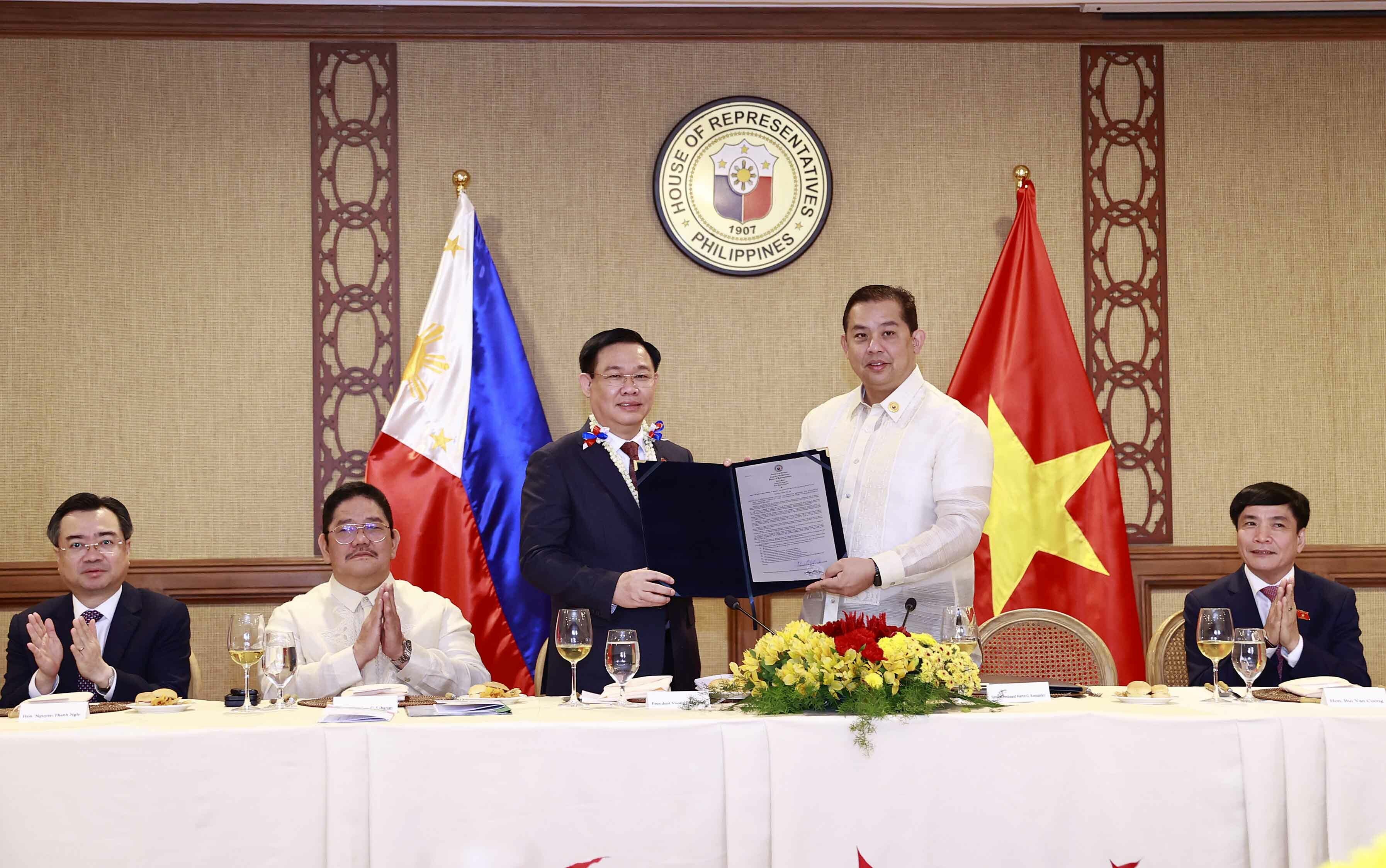 Cũng tại cuộc hội đàm, đại diện Hạ viện Philippines đã trang trọng đọc toàn văn Nghị quyết 571 về việc tăng cường hợp tác giữa Philippines và Việt Nam thông qua Nhóm nghị sĩ hữu nghị Philippines - Việt Nam vừa được toàn bộ đại biểu Hạ viện Philippines đồng ý thông qua.