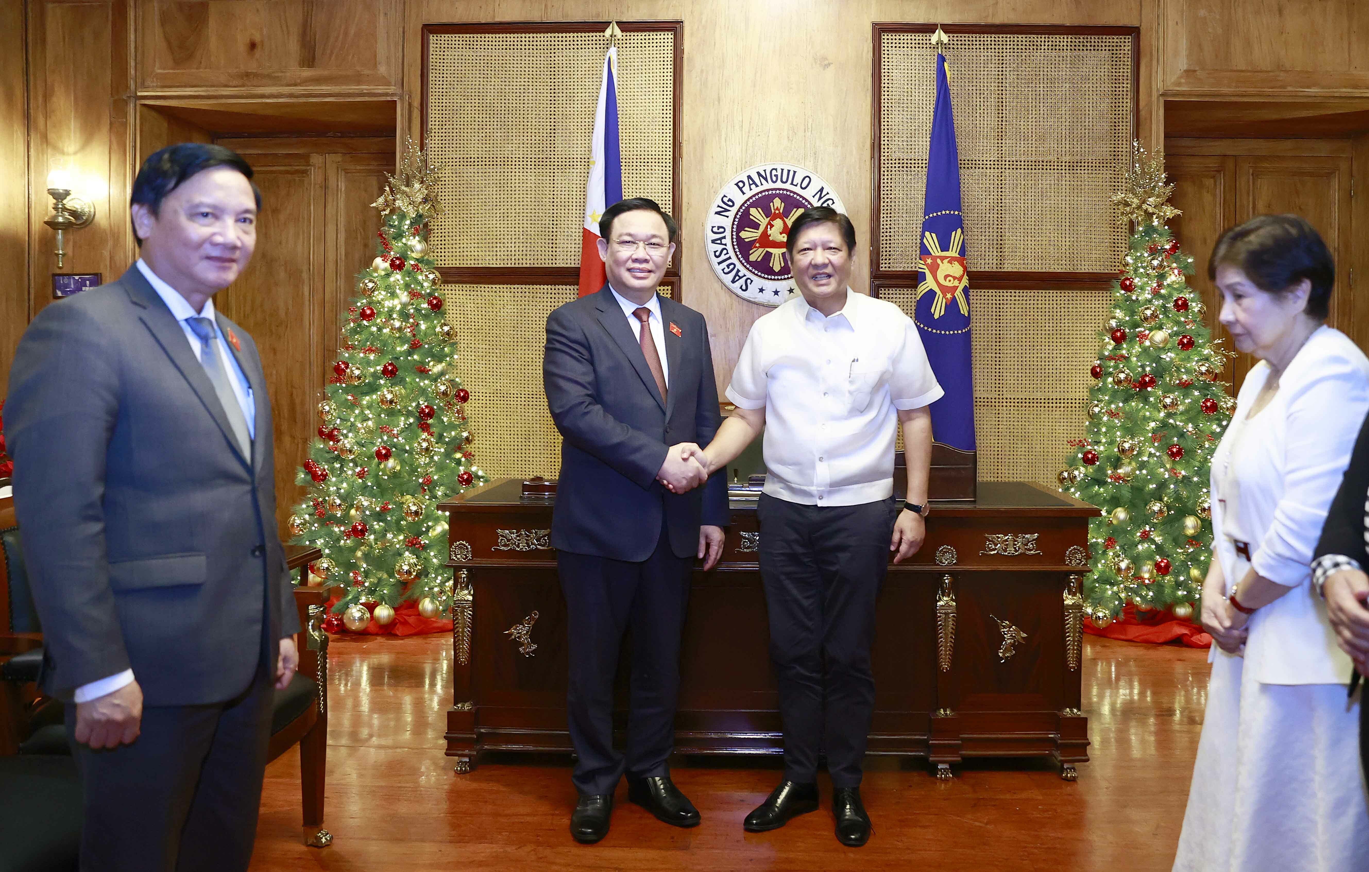 Trong khuôn khổ chuyến thăm chính thức Philippines, chiều 23/11, Chủ tịch Quốc hội Vương Đình Huệ đã có cuộc hội kiến với Tổng thống Ferdinand Romualdez Marcos tại Phủ Tổng thống Philippines. Chủ tịch Quốc hội đề nghị hai nước mở rộng hợp tác không chỉ trong lĩnh vực kinh tế - thương mại - đầu tư; quốc phòng – an ninh, mà cần mở rộng hợp tác trong lĩnh vực khác như nông nghiệp, khoa học công nghệ, giáo dục đào tạo, chuyển đổi số, kinh tế số, ứng phó biến đổi khí hậu; an ninh mạng; chuyển đổi năng lượng xanh và công bằng, du lịch và giao lưu nhân dân, an ninh mạng.