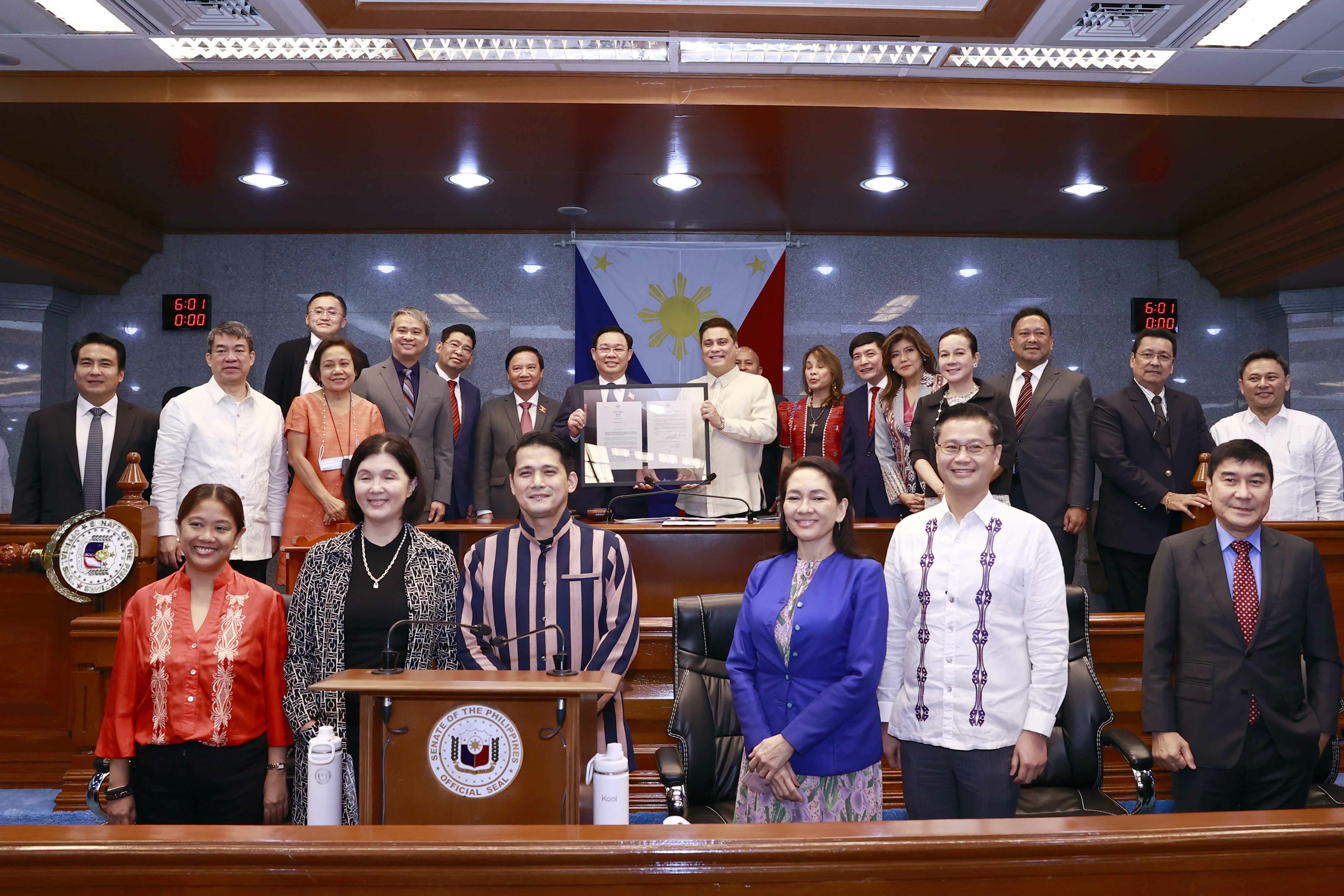 Chủ tịch Thượng viện Philippines Juan Miguel Zubiri đã trân trọng trao Nghị quyết của Thượng viện tới Chủ tịch Quốc hội Vương Đình Huệ. Ảnh - Cổng thông tin Quốc hội