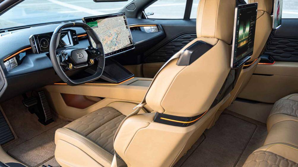 Mẫu xe còn có các nút điều khiển vật lý trên vô lăng theo cách bố trí tối giản cùng hệ thống giải trí cho hàng ghế sau