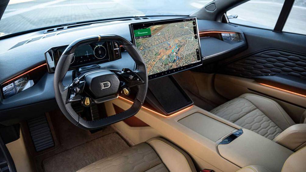 Khoang nội thất của xe cũng được thiết kế với phong cách tập trung vào công nghệ có màn hình cảm ứng trung tâm 17,1 inch