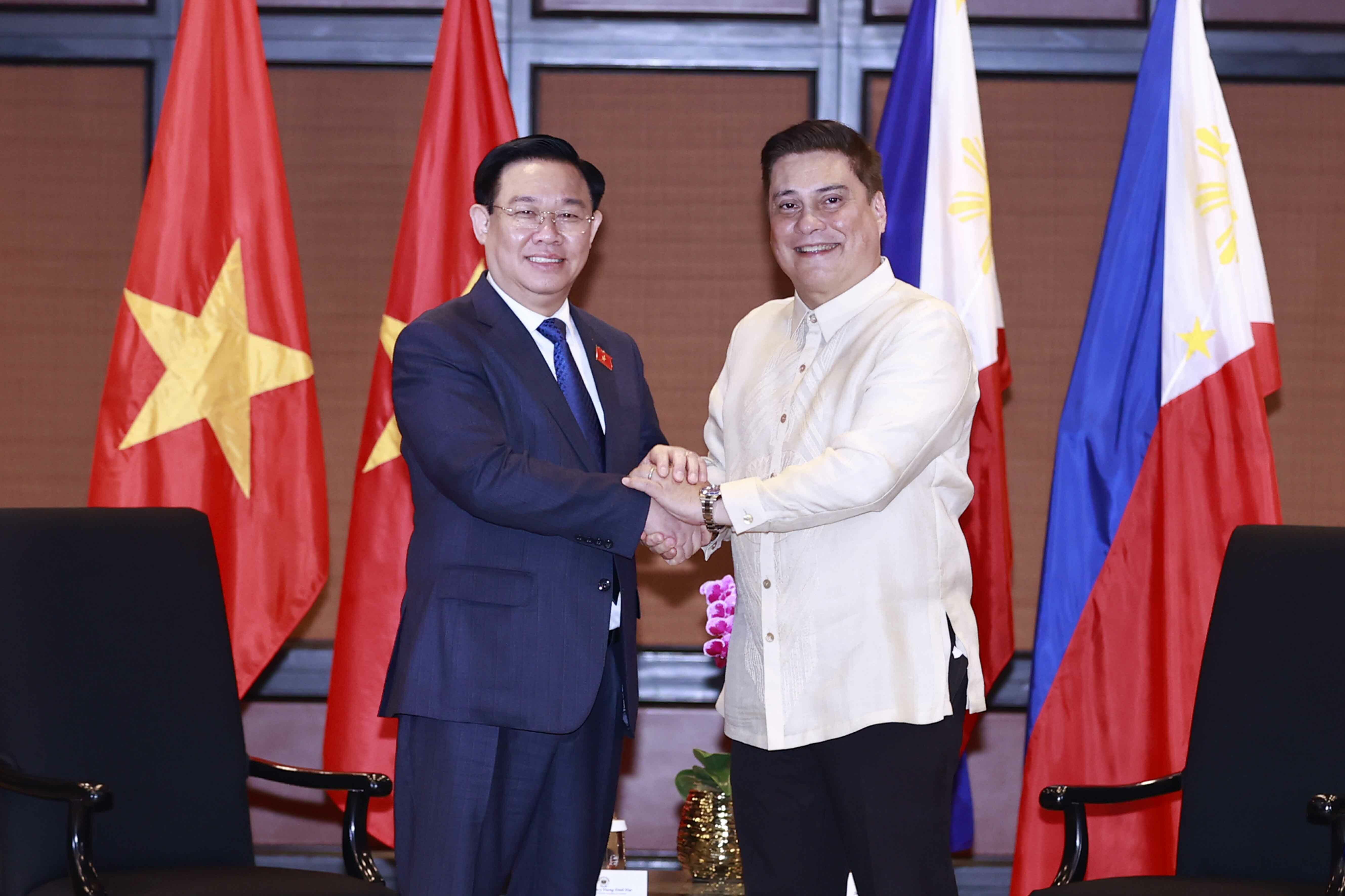 Ngay sau khi chứng kiến thủ tục Thượng viện Philippines thông qua Nghị quyết 26, Chủ tịch Quốc hội Vương Đình Huệ đã hội đàm với Chủ tịch Thượng viện Philippines Juan Miguel F.Zubiri.
Tại buổi hội đàm, Chủ tịch Thượng viện Juan Miguel F.Zubiri đánh giá cao sau thời gian dài hai bên không trao đổi đoàn lãnh đạo cấp cao, chuyến thăm lần này của Chủ tịch Quốc hội Vương Đình Huệ có ý nghĩa lịch sử, quan trọng, góp phần tích cực vào việc tăng cường hơn nữa quan hệ Đối tác chiến lược giữa Việt Nam và Philippines cũng như giữa cơ quan lập pháp hai nước trong thời gian tới; nhấn mạnh Việt Nam là Đối tác chiến lược duy nhất của Philippines trong ASEAN…