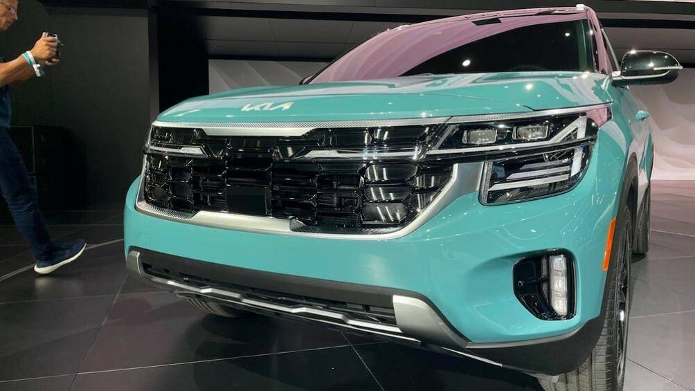 Cụm đèn pha đi kèm dải đèn LED định vị ban ngày với thiết kế lấy cảm hứng từ bản đồ sao mới và ăn sâu vào bên trong lưới tản nhiệt