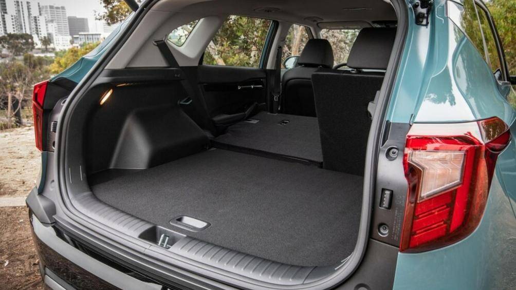 Khối động cơ xăng 4 xi-lanh, dung tích 2.0L quen thuộc, tạo ra công suất tối đa 147 mã lực và mô-men xoắn cực đại 180 Nm