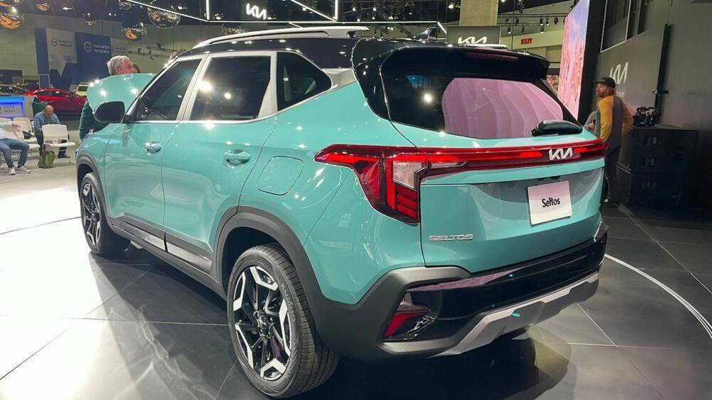 Tiếp đến là cản sau mới, đèn phản quang được đặt chung hốc với đèn lùi và tấm ốp gầm màu bạc cỡ lớn hơn