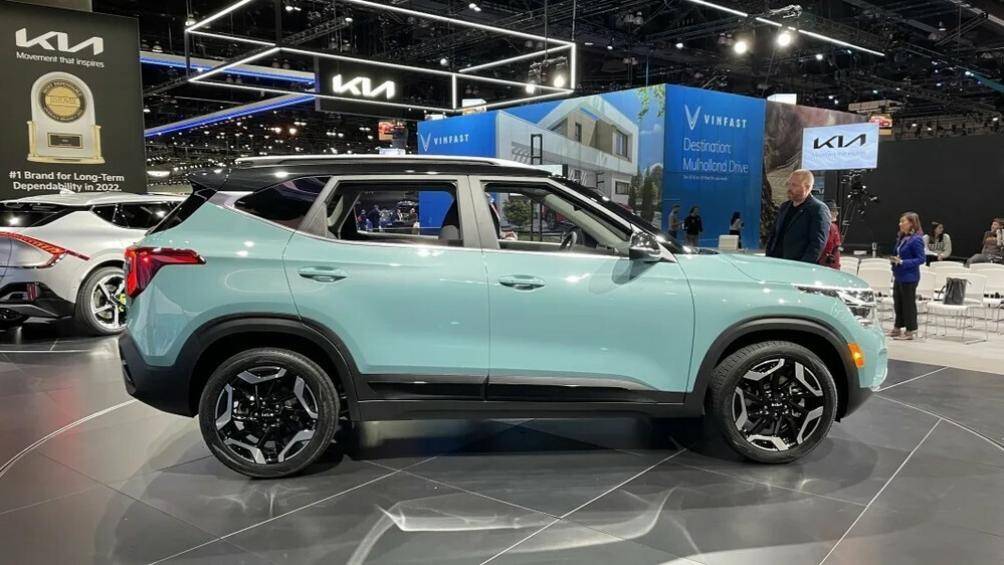 Trong khi đó, trang bị an toàn gồm hỗ trợ tránh va chạm phía trước, có thể phát hiện người đi xe đạp/đi bộ, hệ thống cảnh báo điểm mù...