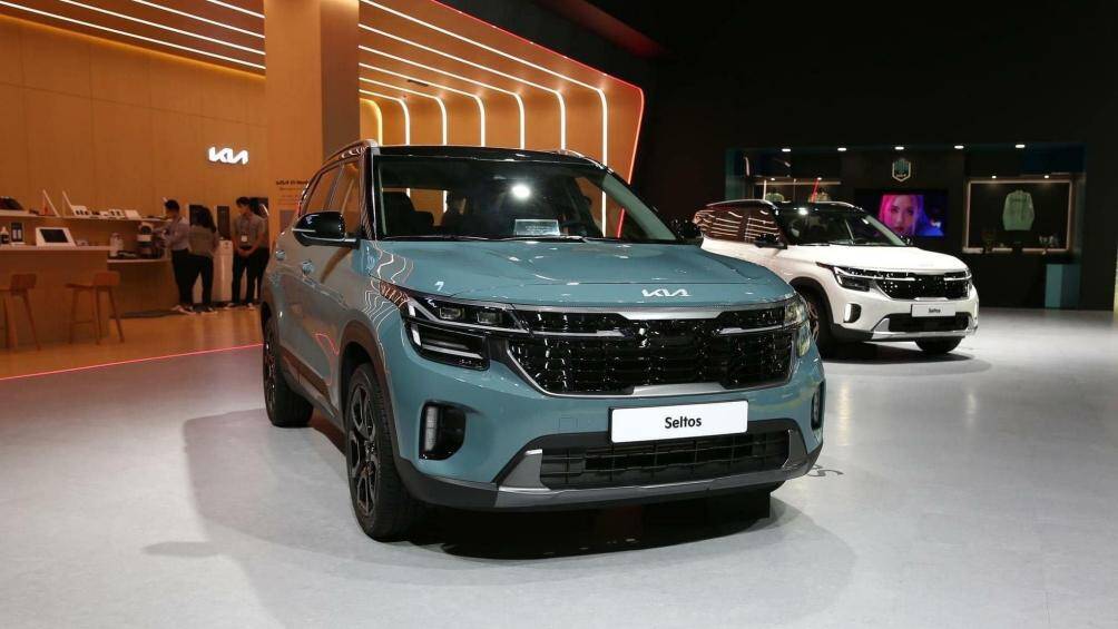 Kia Seltos vừa trình làng phiên bản nâng cấp giữa vòng đời với nhiều trang bị mới tại triển lãm Ô tô Los Angeles 2022 tại Mỹ