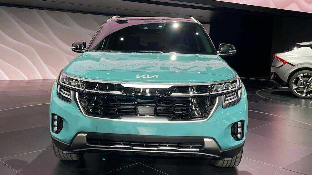 Khu vực đầu xe được thiết kế táo bạo với lưới tản nhiệt hình mũi hổ cỡ lớn hơn, nối liền với đèn pha LED mới