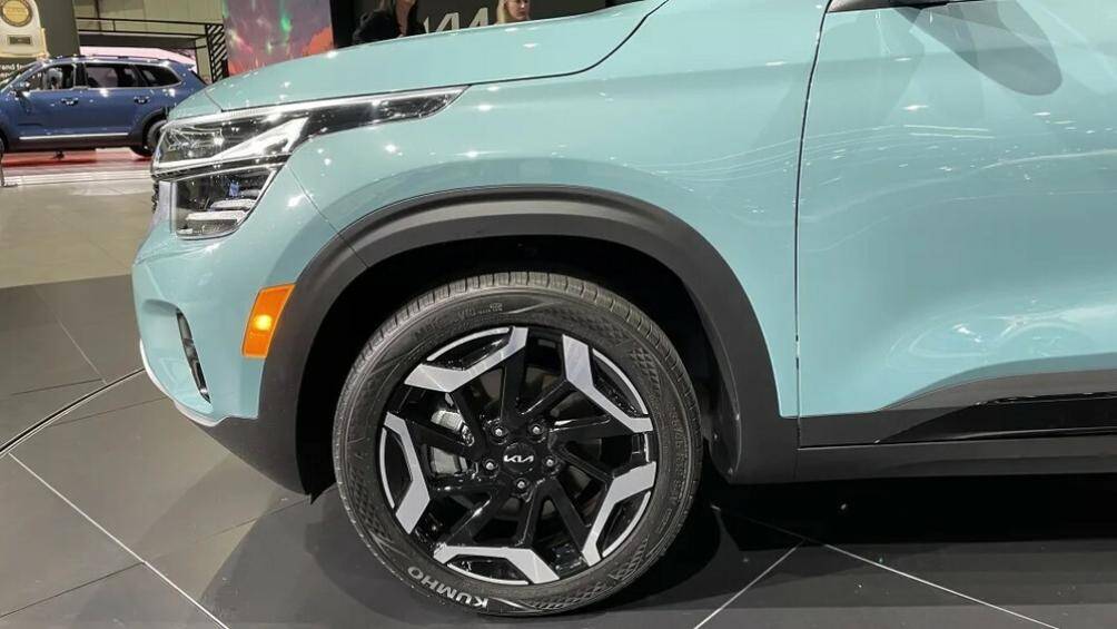 Bên dưới là cản trước mới với hốc gió trung tâm tăng kích thước so với trước, đi kèm tấm ốp hình sừng bò mới