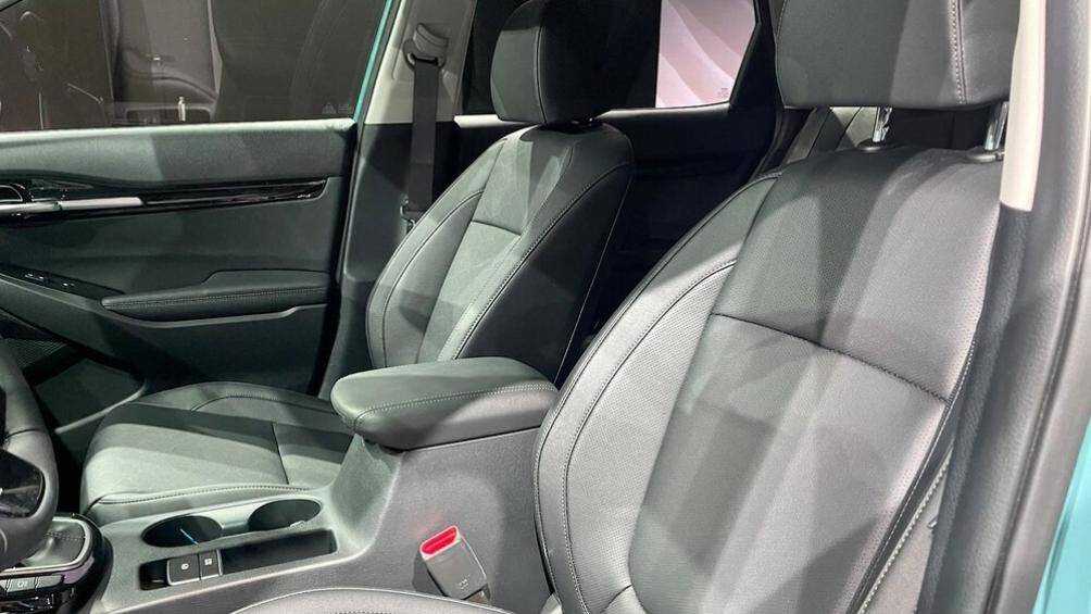 Thêm vào đó là cụm điều khiển trung tâm với những nút bấm nâng cấp và cửa gió điều hòa mới