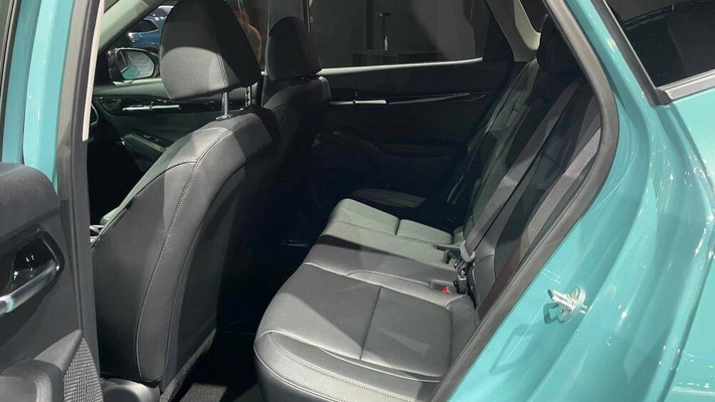 Những trang bị tùy chọn của xe gồm có cửa cốp chỉnh điện, ghế trước thông hơi, tính năng cập nhật phần mềm qua WiFi