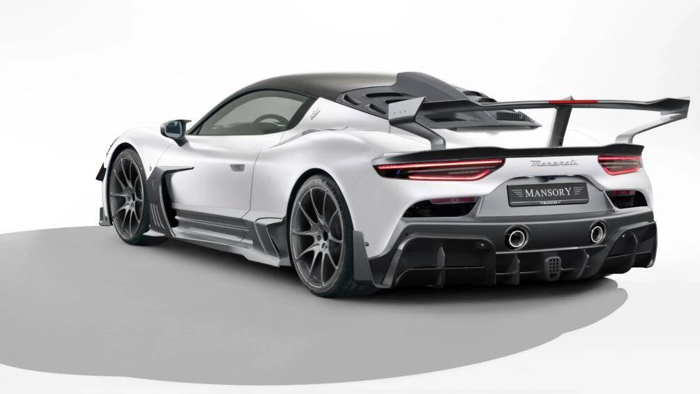 Kính chắn gió phía sau đã được thay bằng nắp động cơ có thêm lỗ thông hơi gắn trên nóc xe