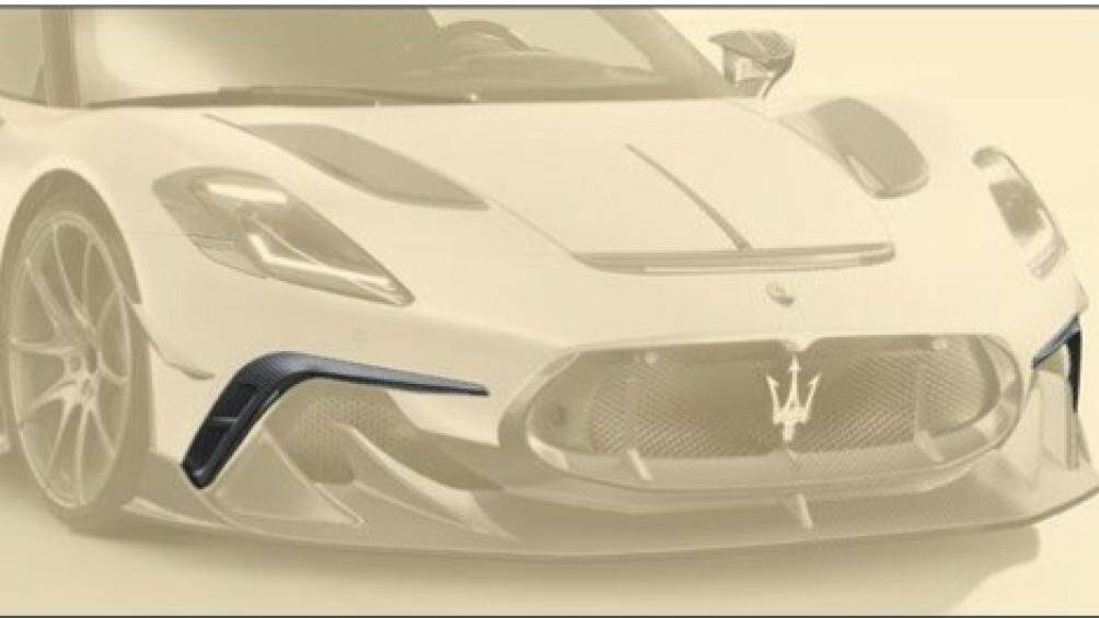 Chiếc xe cũng được trang bị thêm bộ khuếch tán hai tầng lớn hơn mở rộng sang hai bên với các cánh tản nhiệt bổ sung và đèn phanh kiểu F1