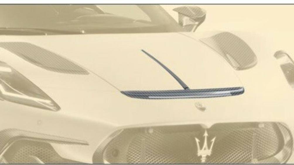 Ở phía trước, điểm nhấn là bộ chia có kích thước lớn, tích hợp các cánh tản nhiệt được nối liền với lưới tản nhiệt