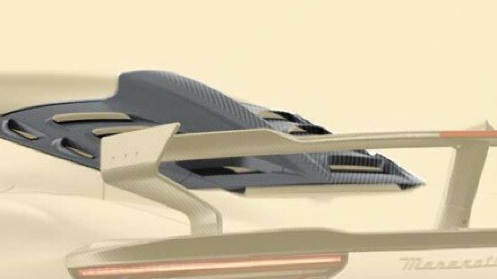 Nóc xe được trang bị thêm một khe hút gió mới cung cấp không khí cho động cơ đặt giữa