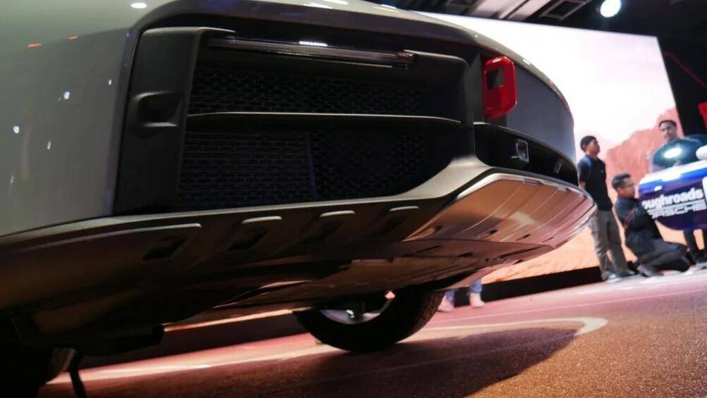 "Trái tim" của Porsche 911 Dakar 2023 là khối động cơ xăng 6 xi-lanh thẳng hàng, tăng áp kép, dung tích 3.0L