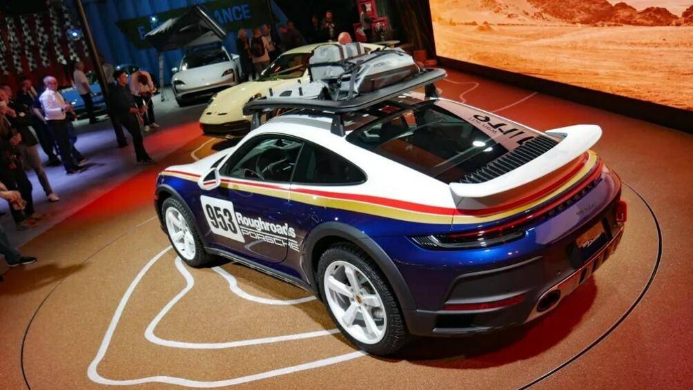 Gói phụ kiện này lấy cảm hứng thiết kế từ chiếc xe đua Porsche 911 từng giành chiến thắng trong giải Paris-Dakar Rally 1984