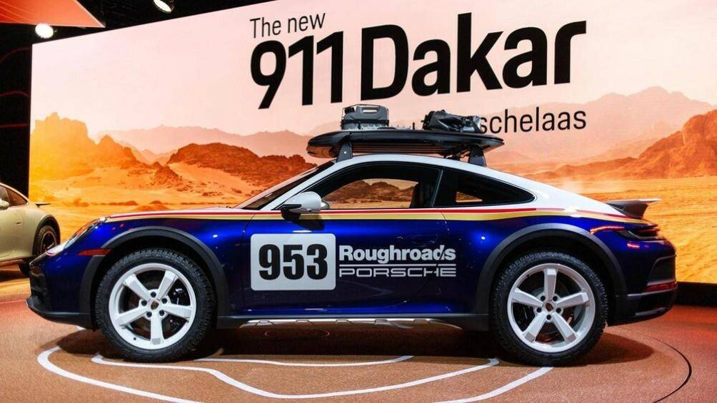 Với gói Rally Design Package, Porsche 911 Dakar 2023 sẽ được sơn màu trắng phối xanh dương Enzian Blue