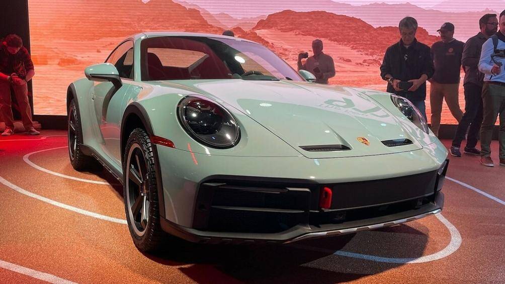 Tại thị trường Mỹ, Porsche 911 Dakar 2023 có giá khởi điểm từ 223.450 USD (khoảng 5,29 tỷ đồng)