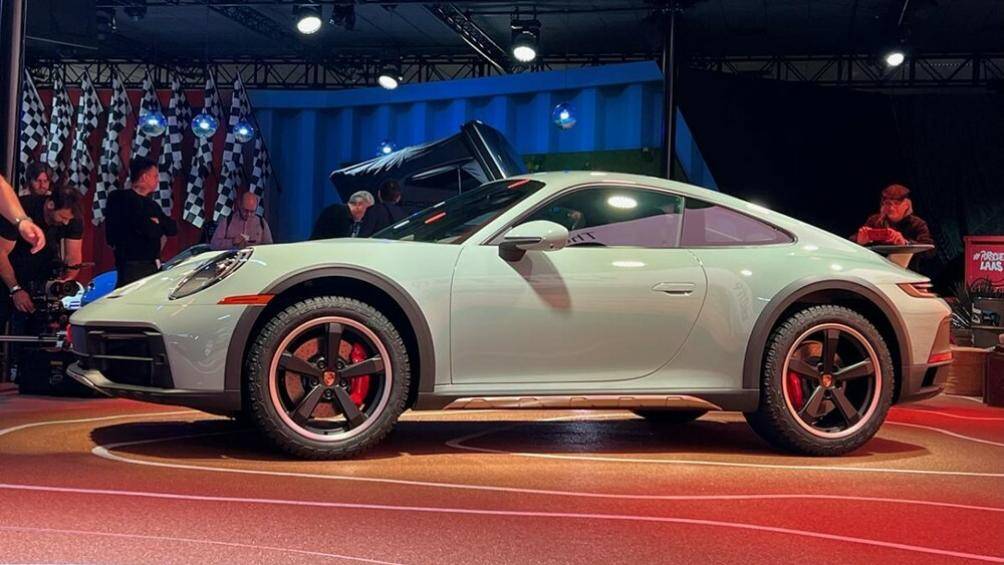 So với phiên bản thường, Porsche 911 Dakar 2023 có gầm cao hơn 50 mm và có thể tăng thêm 30 mm nữa ở chế độ High Level