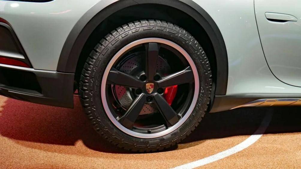 Chế độ off-road của Porsche 911 Dakar 2023 còn được thiết kế để tối đa hóa sức kéo ở những địa hình trơn trượt