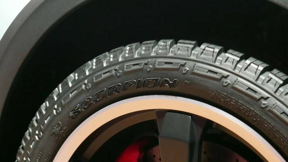 Porsche 911 Dakar 2023 được trang bị bộ lốp chạy mọi địa hình Pirelli Scorpion kích thước 245/45 ZR19 phía trước và 295/40ZR20 đằng sau