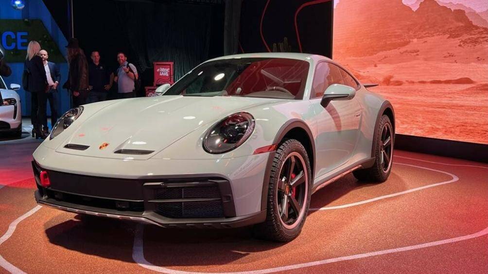 Thêm vào đó là nắp ca-pô làm bằng nhựa gia cố sợi carbon, kính mỏng hơn và ghế thể thao nhẹ hơn