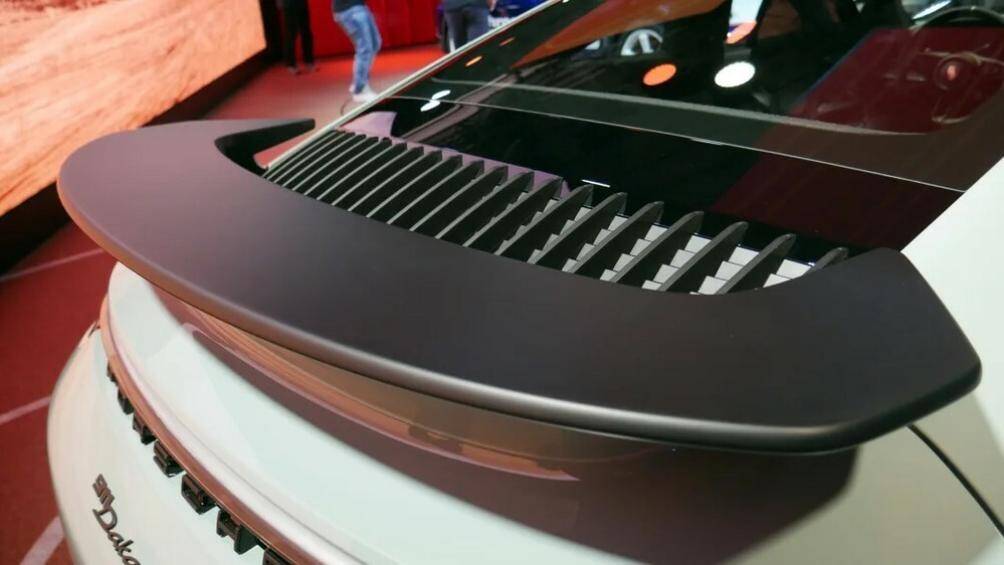 Để giảm trọng lượng của 911 Dakar mới, hãng Porsche đã trang bị cánh gió đuôi cố định thay cho loại chỉnh điện phía sau cho mẫu xe này