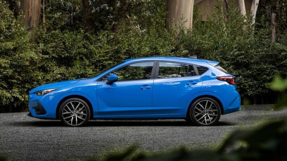 Phiên bản sedan và tùy chọn hộp số sàn đã bị loại bỏ, thay vào đó là thêm cấu hình hatchback 2.5 RS