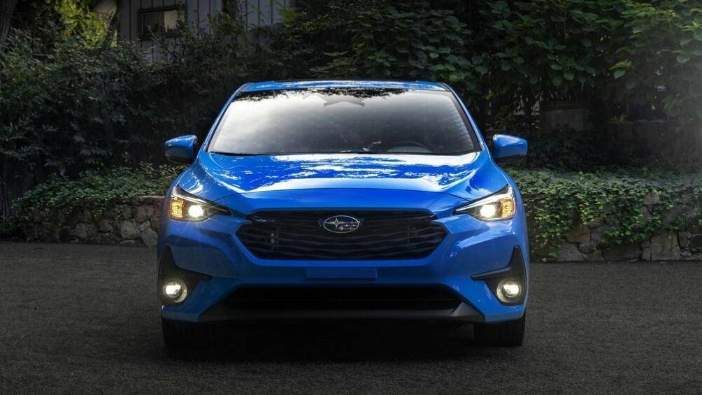 Subaru Impreza 2023 có thiết kế trẻ trung và sở hữu bộ lưới tản nhiệt đậm chất thiết kế của thương hiệu này