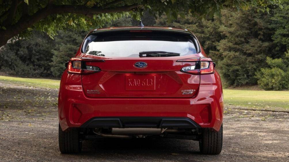So với thế hệ cũ, Subaru Impreza 2023 đã được điều chỉnh hệ thống khung gầm giúp tăng thêm 10% độ cứng cáp