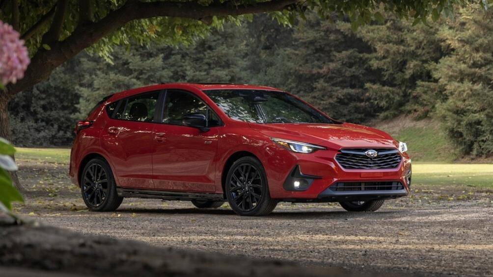 Xe còn được trang bị hệ thống treo thể thao đã được tinh chỉnh để phù hợp vận hành ở điều kiện khắc nghiệt