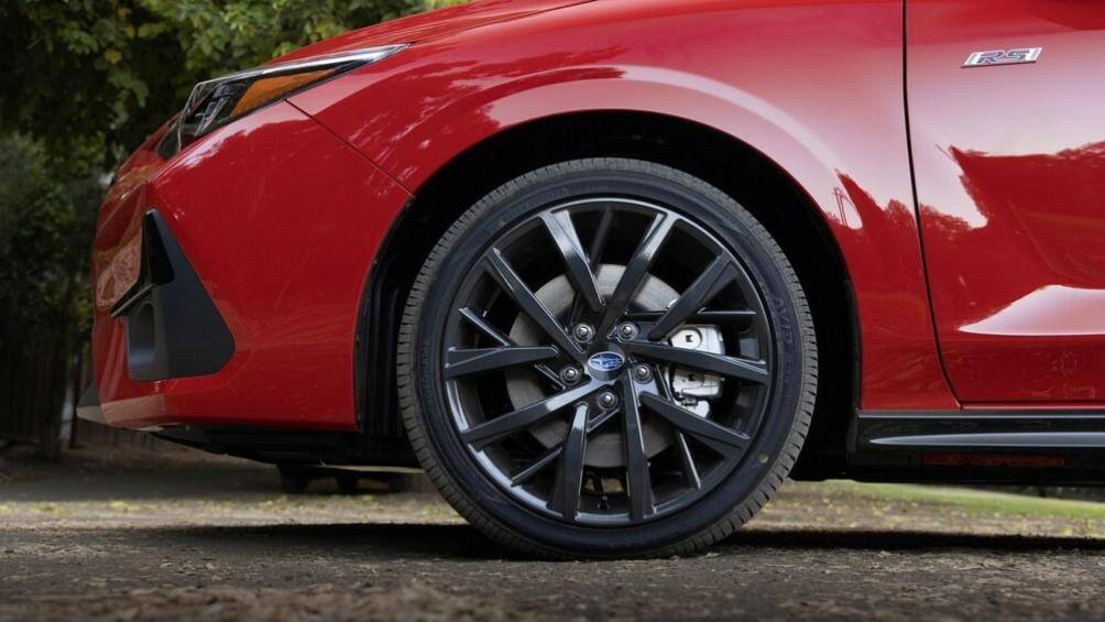 Hệ thống phanh cũng có kích thước lớn hơn đi kèm với bộ mâm hợp kim màu xám có kích thước 18 inch