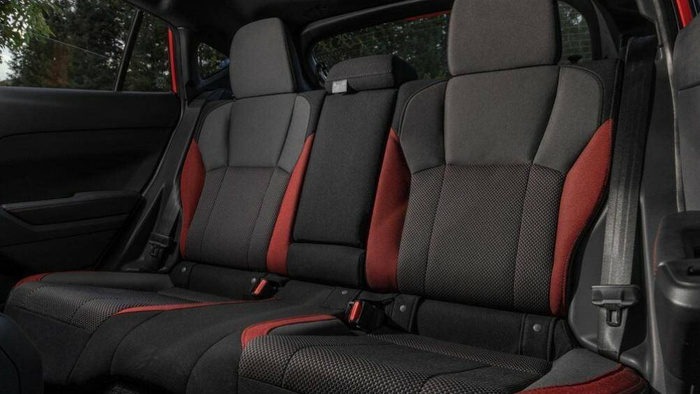 Hệ thống an toàn trên cấu hình cao cấp bao gồm có tính năng cảnh báo điểm mù, cảnh báo phương tiện cắt ngang phía sau, khởi động từ xa...