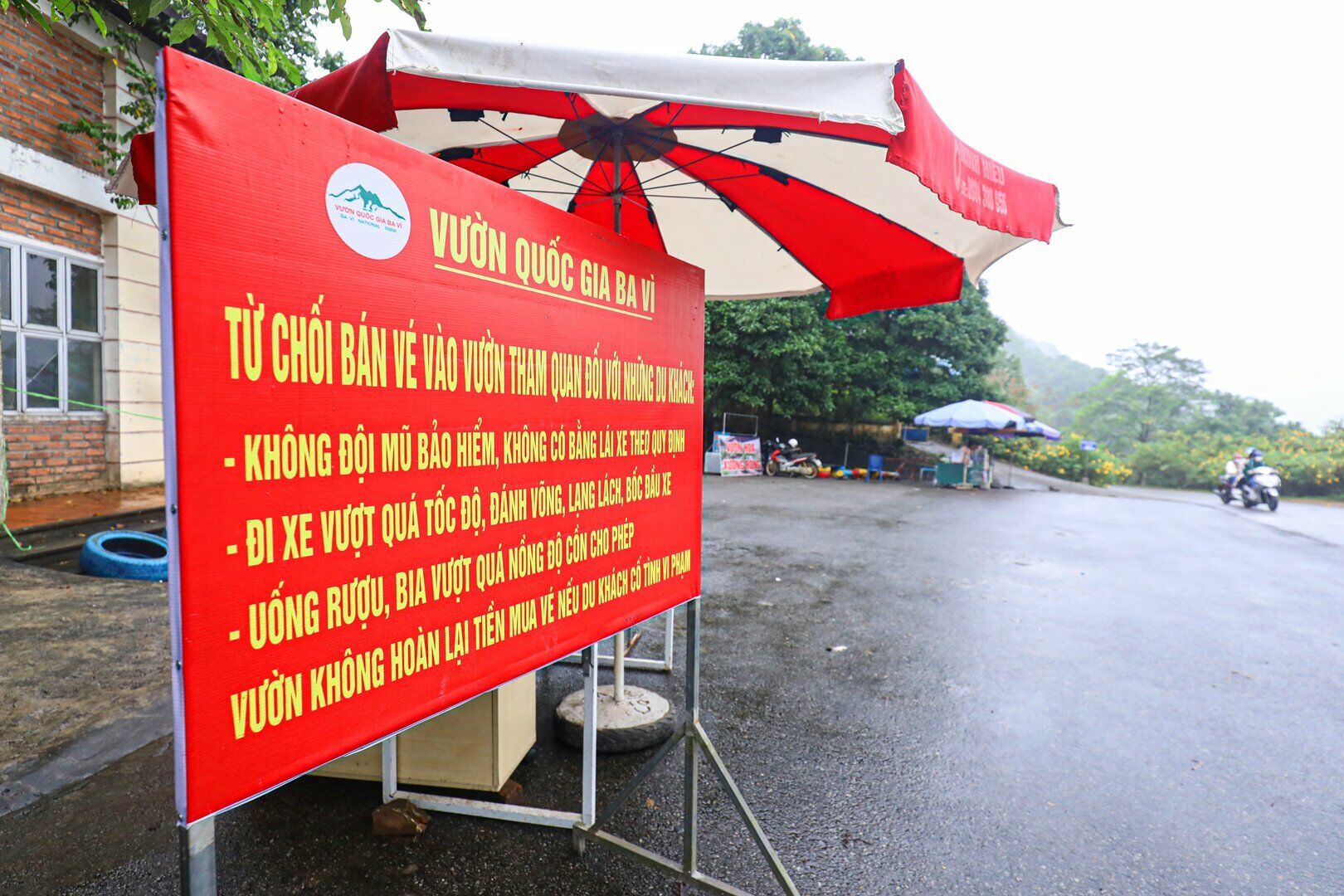 Vườn quốc gia Ba Vì đã quy định rất rõ các hành vi bị từ chối phục vụ và không được hoàn lại tiền đã mua vé nếu cố tình vi phạm như không đội mũ bảo hiểm khi ngồi trên mô tô, xe gắn máy; đi xe vượt quá tốc độ quy định; uống rượu bia trước và khi điều khiển phương tiện... Biển lưu ý được để ngay tại khu vực chờ mua vé.