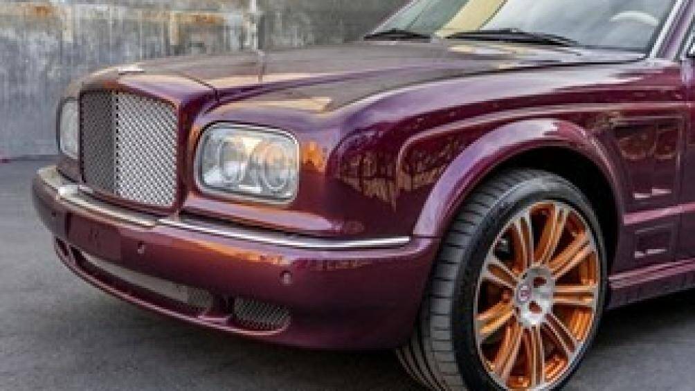 Ngoại thất xe hiện đã được hoàn thiện với màu rượu vang đỏ burgundy và nằm trên một bộ la-zăng màu cam-bạc