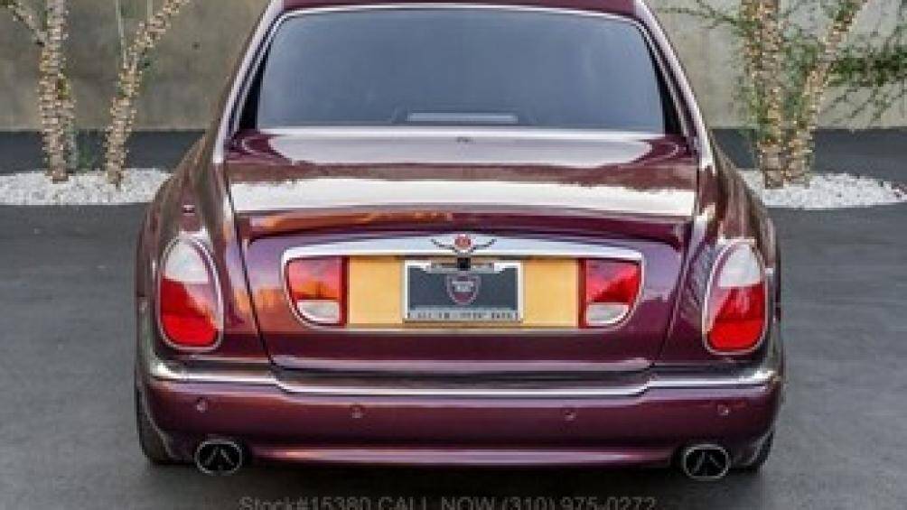 Khoang hành khách phía trước cũng chứa một loạt các nút và công tắc mới để điều khiển những thứ như đèn, tia laser, radio và hệ thống liên lạc nội bộ