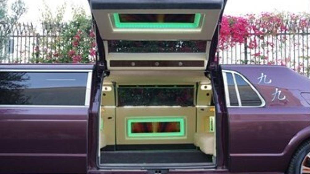 Hầu như tất cả nội thất đều được hoàn thiện bằng da màu kem và còn có một camera chiếu hậu