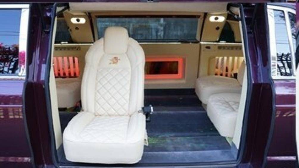 Mở một trong 2 cửa kiểu cánh chim phía sau sẽ tìm thấy một quầy bar nhỏ, TV, tấm chắn đầu Berline, hai hàng ghế đối diện nhau