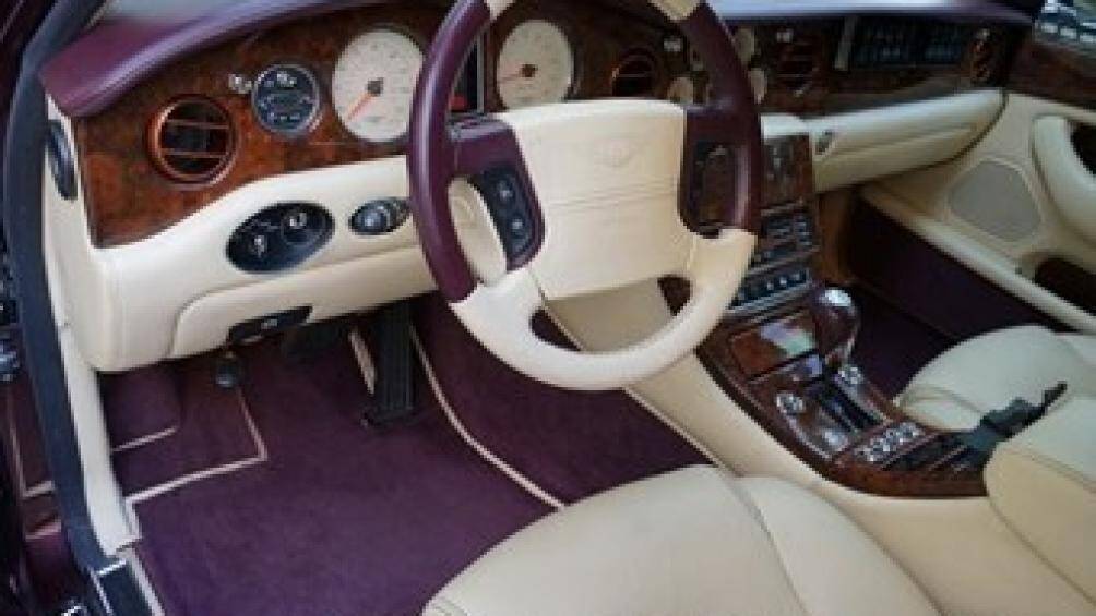 Được biết, chiếc Bentley Arnage Limousine này đang nằm ở đại lý xe Beverly Hills và nó mới chỉ được lái quãng đường dài 27.165 km