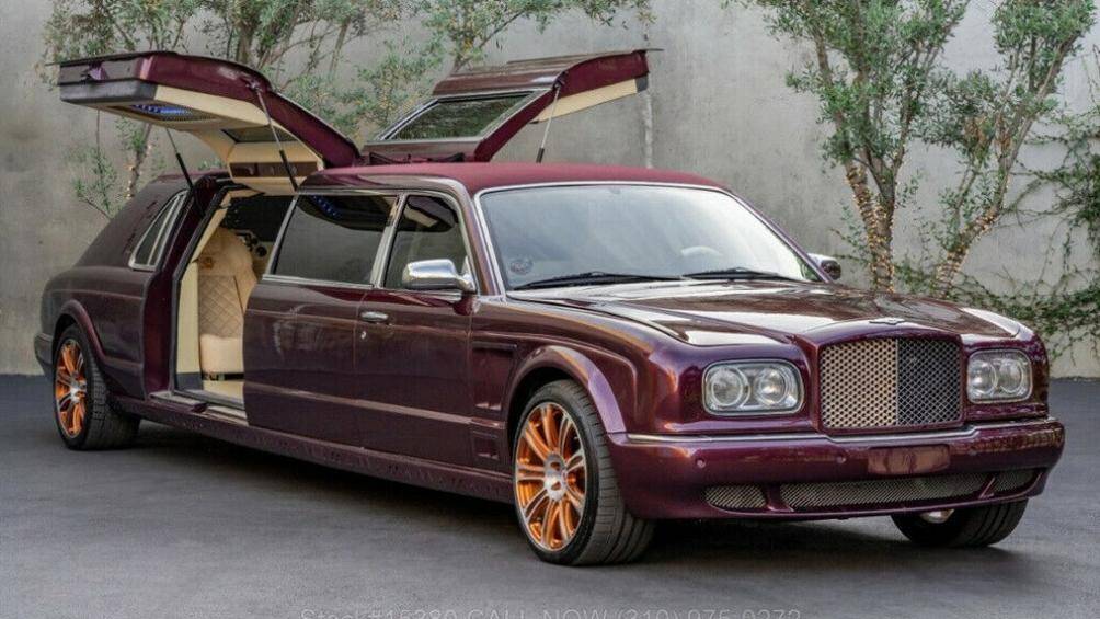 Chiếc xe Bentley Arnage Limousine này còn gây ấn tượng đặc biệt khi cửa sau là loại cánh chim độc đáo