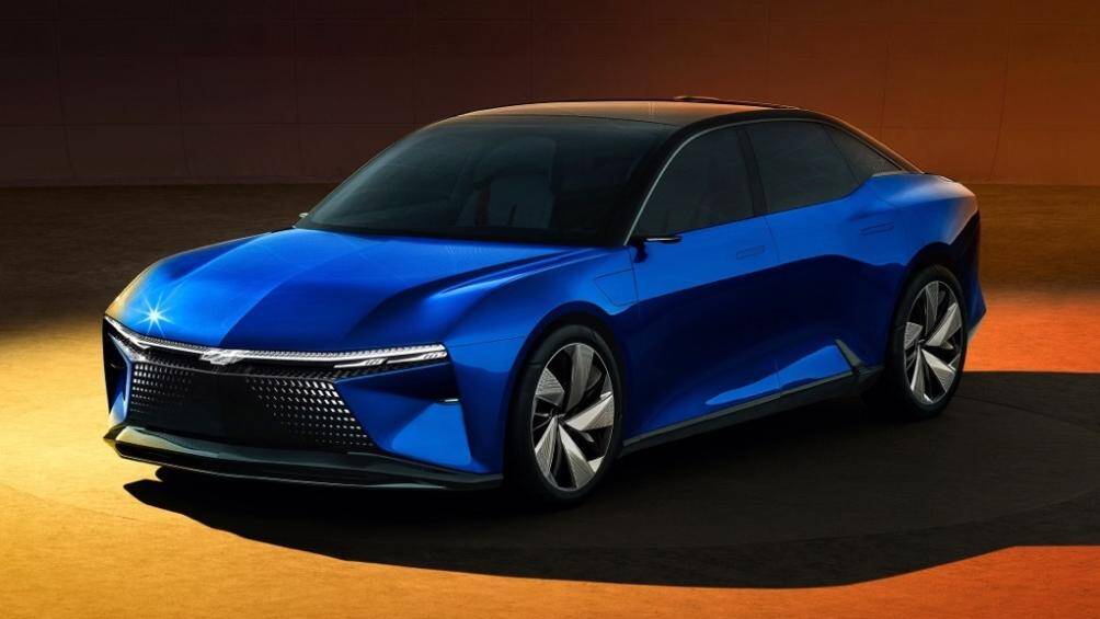 Nắp ca-pô gân nổi, lưới tản nhiệt giả rộng và cản trước mạnh mẽ. Hai bên thân cho thấy các đường gờ phía sau cơ bắp, tay nắm cửa ẩn