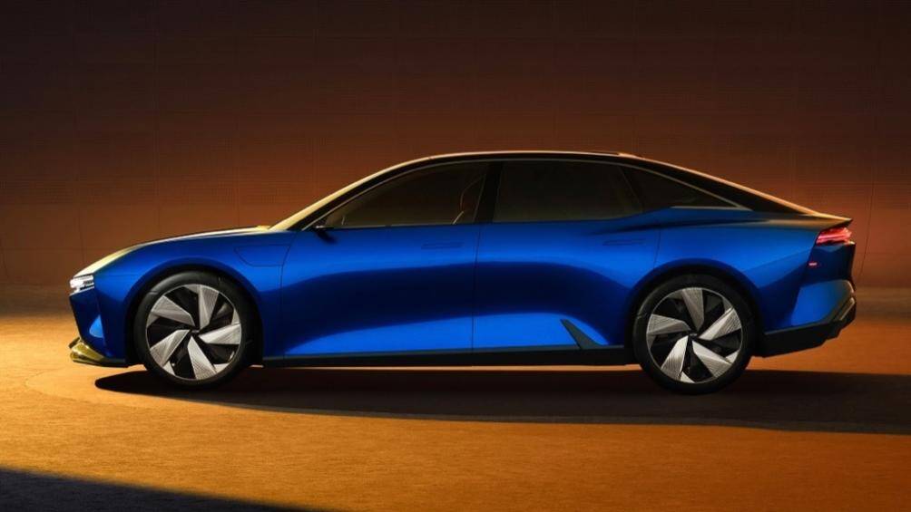 Các hốc thoát khí phía sau bánh xe và dải đèn LED mảnh. Về kích thước, FNR-XE đã được xác nhận sẽ nằm trong phân khúc D