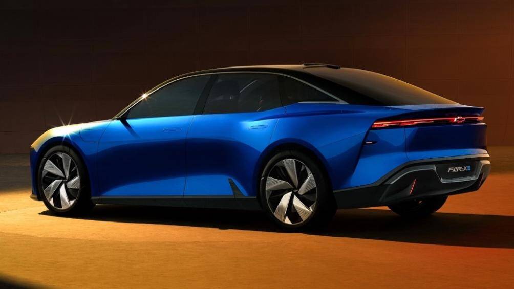 Nhìn từ phía sau, Chevrolet FNR-XE Concept mang dáng vẻ thể thao nhờ cánh khuếch tán cỡ lớn