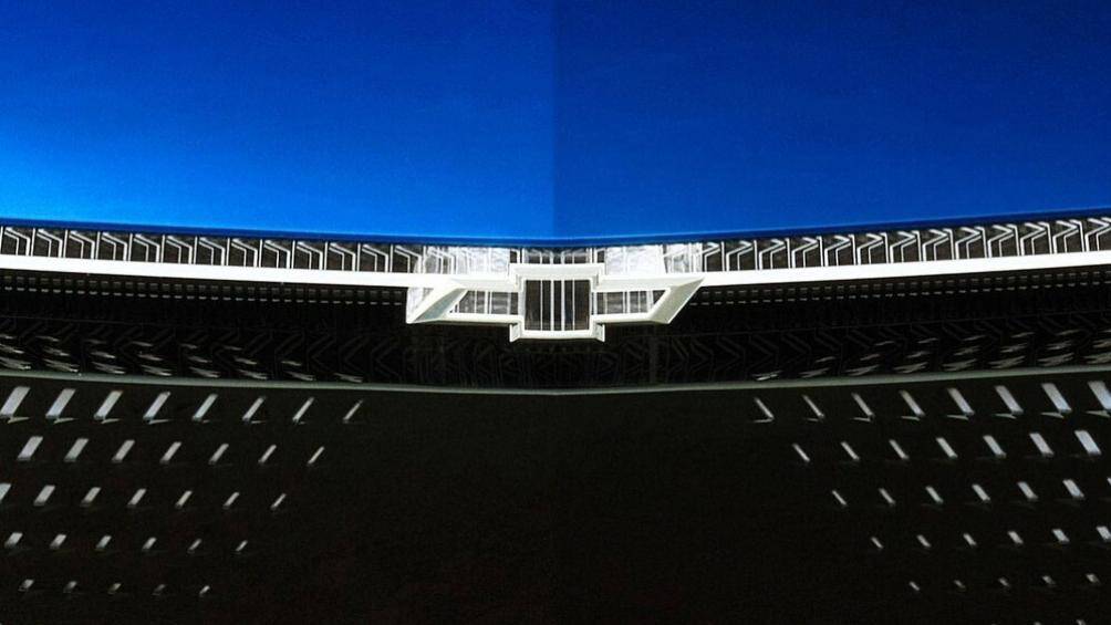 Chiếc xe tự hào với phần đầu xe hầm hố bởi đèn chiếu sáng nằm ngang nổi bật kết hợp với logo Chevrolet trong suốt